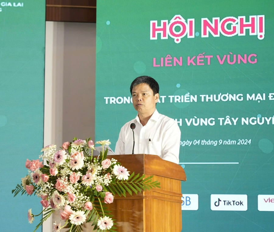 Phó Chủ tịch UBND tỉnh Nguyễn Hữu Quế thông tin về tình hình phát triển thương mại điện tử trên địa bàn tỉnh. Ảnh: Nhật Hào Phó Chủ tịch UBND tỉnh Nguyễn Hữu Quế thông tin về tình hình phát triển thương mại điện tử trên địa bàn tỉnh. Ảnh: Nhật Hào