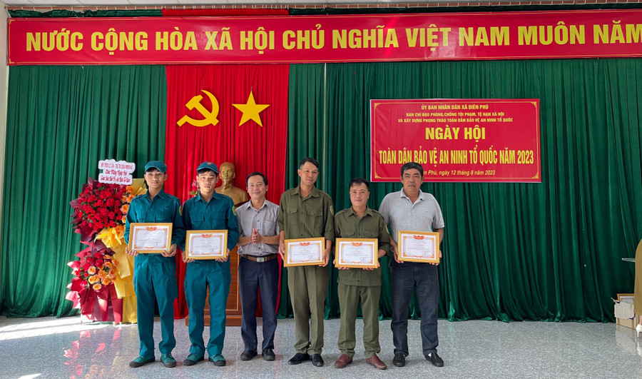 Tặng giấy khen của Chủ tịch UBND xã cho các cá nhân có thành tích xuất sắc trong Ngày hội toàn dân bảo vệ an ninh Tổ quốc năm 2023. Ảnh: Nhật Hào