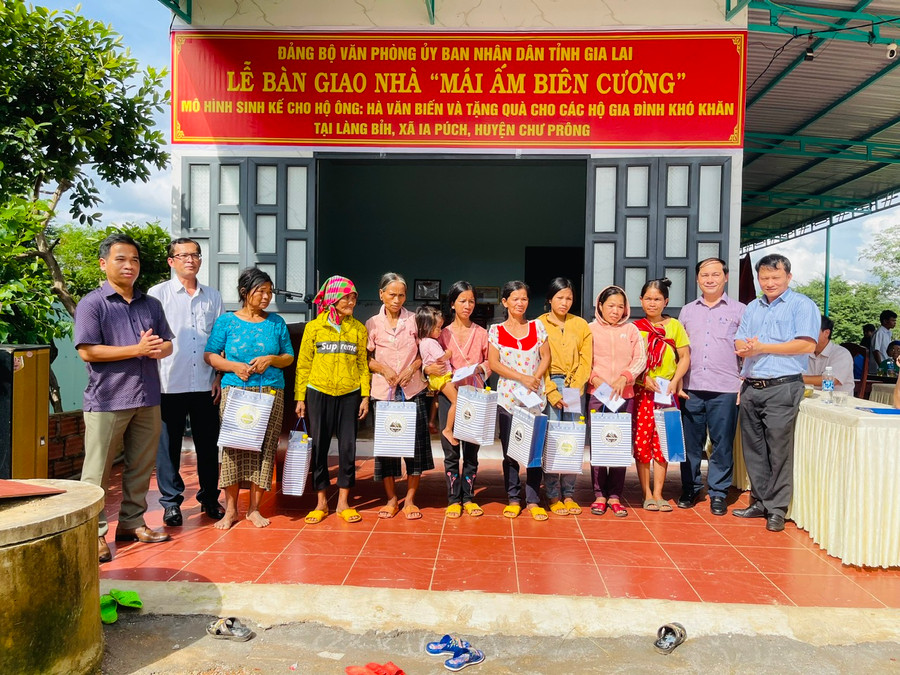 Đảng ủy Văn phòng UBND tỉnh đã tặng 8 suất quà cho hộ nghèo làng Bỉh. Ảnh: Nhật Hào Đảng ủy Văn phòng UBND tỉnh đã tặng 8 suất quà cho hộ nghèo làng Bỉh. Ảnh: Nhật Hào