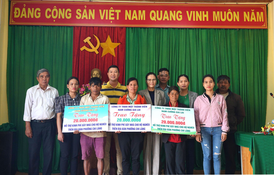 UBND phường Chi Lăng phối hợp với Công ty TNHH một thành viên Nam Cường Gia Lai trao tiền hỗ trợ làm nhà cho các hộ nghèo. Ảnh: Nhật Hào UBND phường Chi Lăng phối hợp với Công ty TNHH một thành viên Nam Cường Gia Lai trao tiền hỗ trợ làm nhà cho các hộ nghèo. Ảnh: Nhật Hào