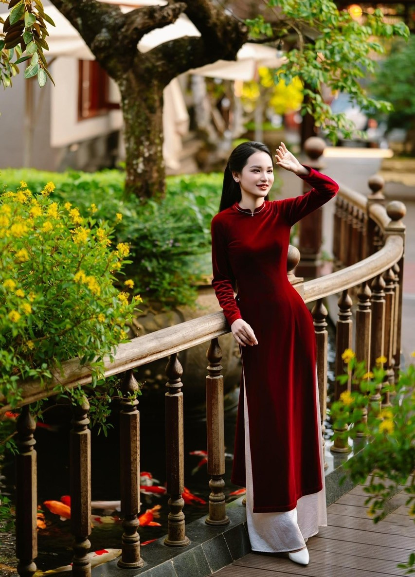 Theo chia sẻ của các thợ chụp hình, năm nay, lượng khách đặt lịch chụp hình với áo dài là chiếm số lượng nhiều nhất. Ảnh: Nhật Hào