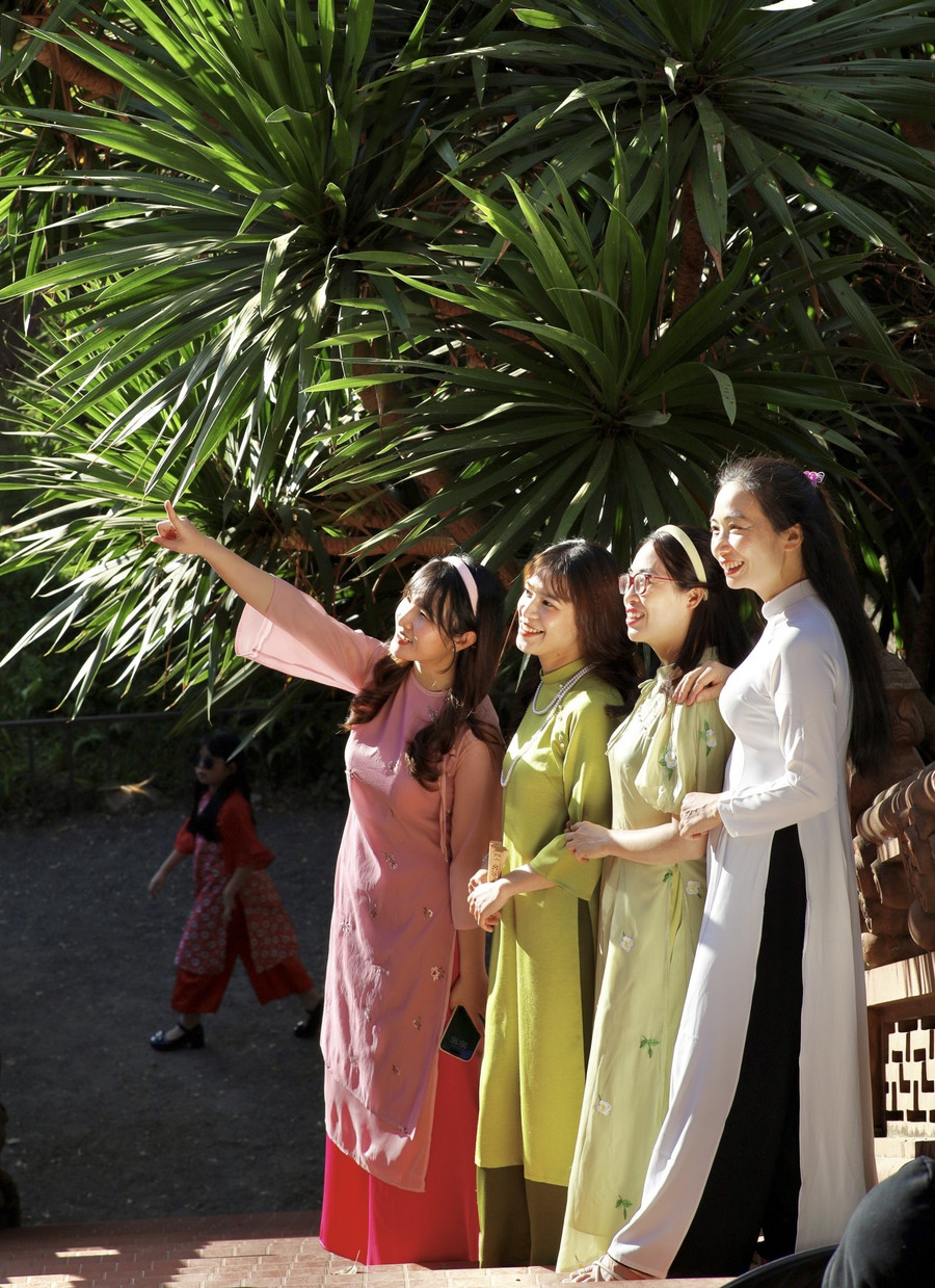 Năm nào cũng vậy, nhóm bạn của chị Duyên đều đến chùa Minh Thành để ghi lại hình ảnh của mình với trang phục áo dài trước Tết nguyên đán. Ảnh: Nhật Hào