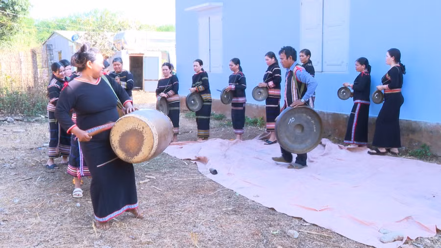 Phụ nữ làng Riêng góp phần gìn giữ văn hóa cồng chiêng ảnh 2