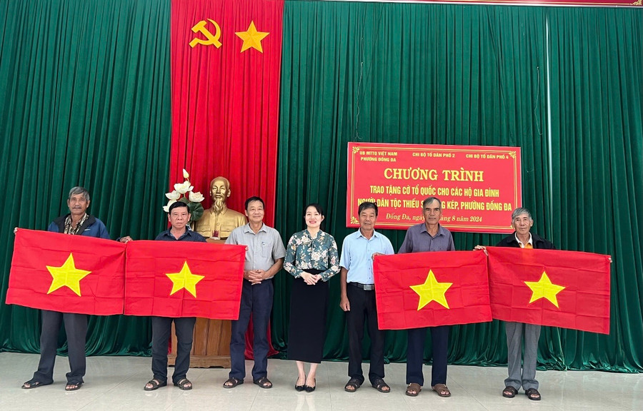 Việc tặng cờ Tổ quốc nhằm góp phần khơi dậy lòng yêu nước, niềm tự hào dân tộc của người dân trên địa bàn. Ảnh do người dân cung cấp Việc tặng cờ Tổ quốc nhằm góp phần khơi dậy lòng yêu nước, niềm tự hào dân tộc của người dân trên địa bàn. Ảnh do người dân cung cấp
