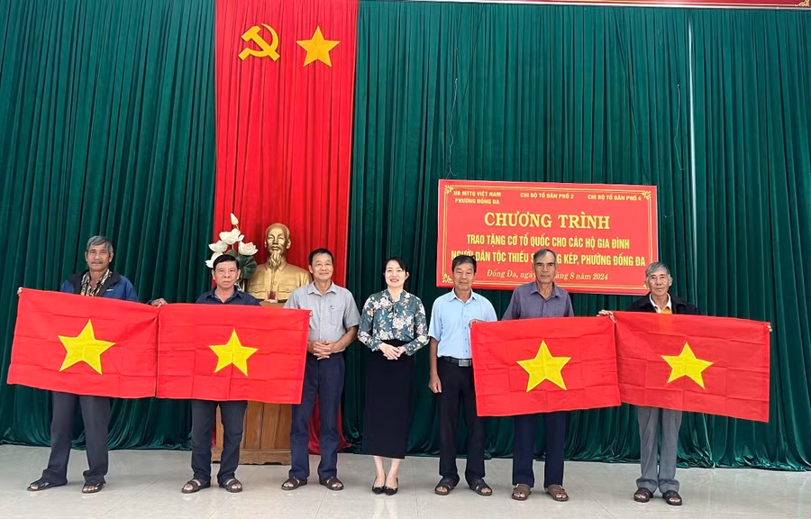 Việc tặng cờ Tổ quốc nhằm góp phần khơi dậy lòng yêu nước, niềm tự hào dân tộc của người dân trên địa bàn. Ảnh do người dân cung cấp