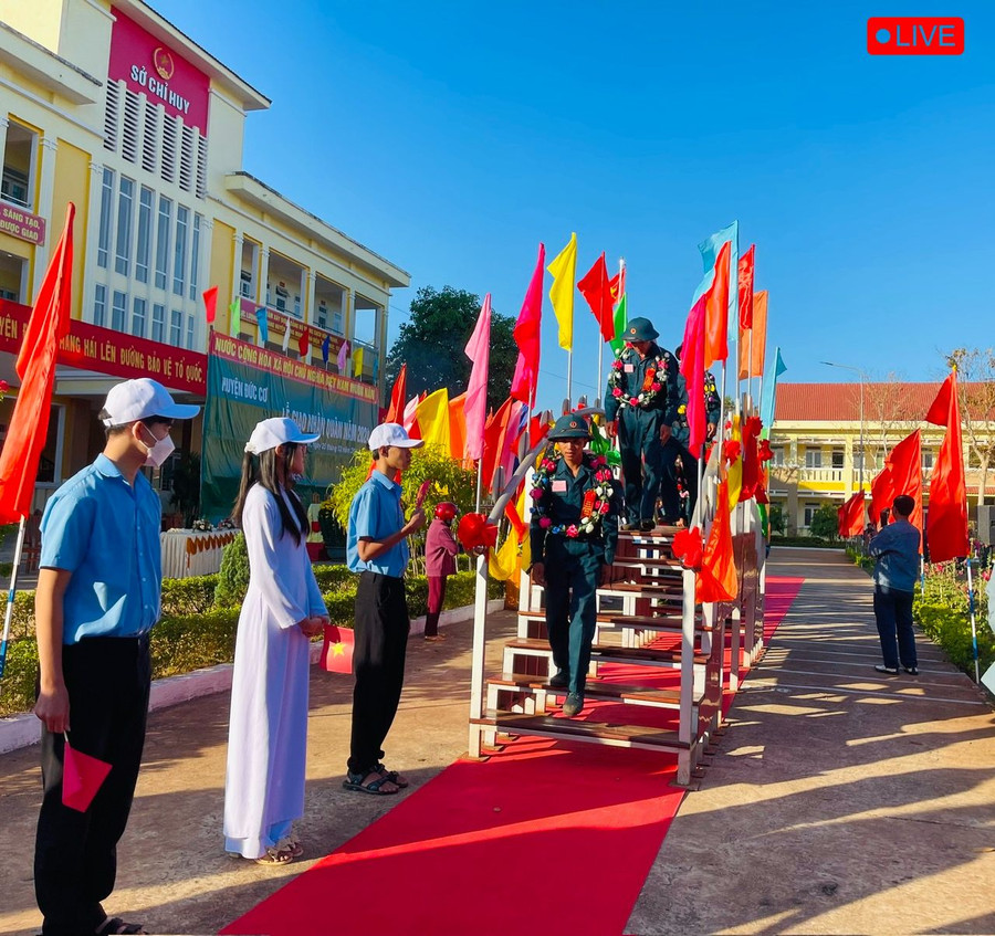 Các tân binh huyện Đức Cơ bước qua cầu vinh quang để lên đường thực hiện nhiệm vụ đối với Tổ quốc. Ảnh: Hồng Thương