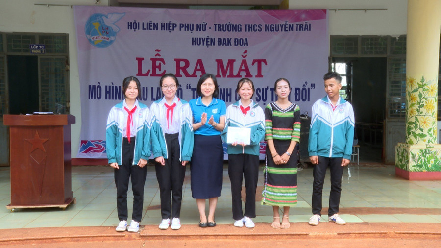 Ban Chủ nhiệm Câu lạc bộ ra mắt. Ảnh: Nhật Hào