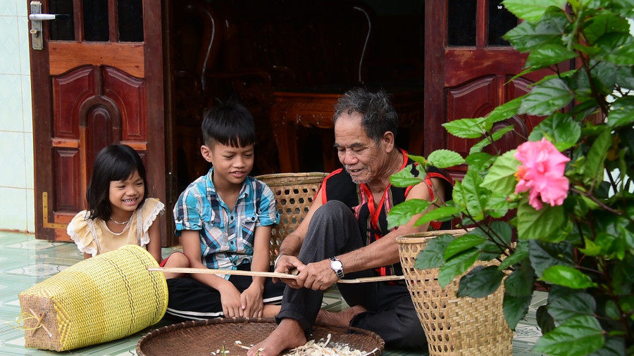 Rời chiến trường trở về với chiếc chân phải không thể đi lại bình thường nhưng ông Kpă Klơi (77 tuổi, làng Del, xã Ia Glai, huyện Chư Sê) vẫn sản xuất kinh doanh giỏi. Không những vậy, ông còn duy trì việc đan gùi để sử dụng và tặng người dân trong làng nhằm góp phần gìn giữ nghề đan lát truyền thống của dân tộc. Rời chiến trường trở về với chiếc chân phải không thể đi lại bình thường nhưng ông Kpă Klơi (77 tuổi, làng Del, xã Ia Glai, huyện Chư Sê) vẫn sản xuất kinh doanh giỏi. Không những vậy, ông còn duy trì việc đan gùi để sử dụng và tặng người dân trong làng nhằm góp phần gìn giữ nghề đan lát truyền thống của dân tộc.
