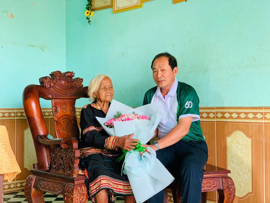 Ông Trần Anh Thắng-Phó Giám đốc Vietcombank Bắc Gia Lai thăm hỏi, động viên mẹ Rơ Mah Myơr. Ảnh: Hồng Thương
