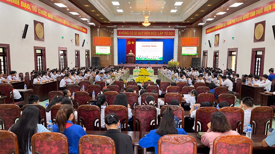 Quang cảnh buổi tiếp xúc, đối thoại giữa đại biểu Hội đồng nhân dân thành phố với trẻ em năm 2024. Ảnh: Nhật Hào