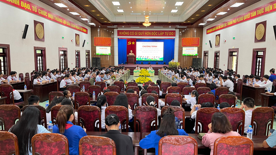 Quang cảnh buổi tiếp xúc, đối thoại giữa đại biểu Hội đồng nhân dân thành phố với trẻ em năm 2024. Ảnh: Nhật Hào Quang cảnh buổi tiếp xúc, đối thoại giữa đại biểu Hội đồng nhân dân thành phố với trẻ em năm 2024. Ảnh: Nhật Hào