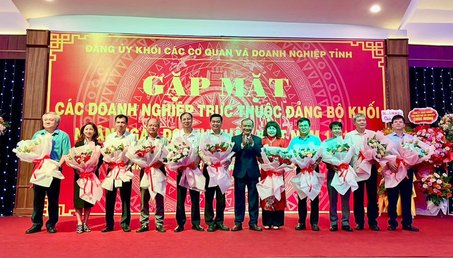 Lãnh đạo Đảng ủy Khối các Cơ quan và Doanh nghiệp tỉnh tặng hoa cho các doanh nghiệp. Ảnh: Nhật Hào Lãnh đạo Đảng ủy Khối các Cơ quan và Doanh nghiệp tỉnh tặng hoa cho các doanh nghiệp. Ảnh: Nhật Hào