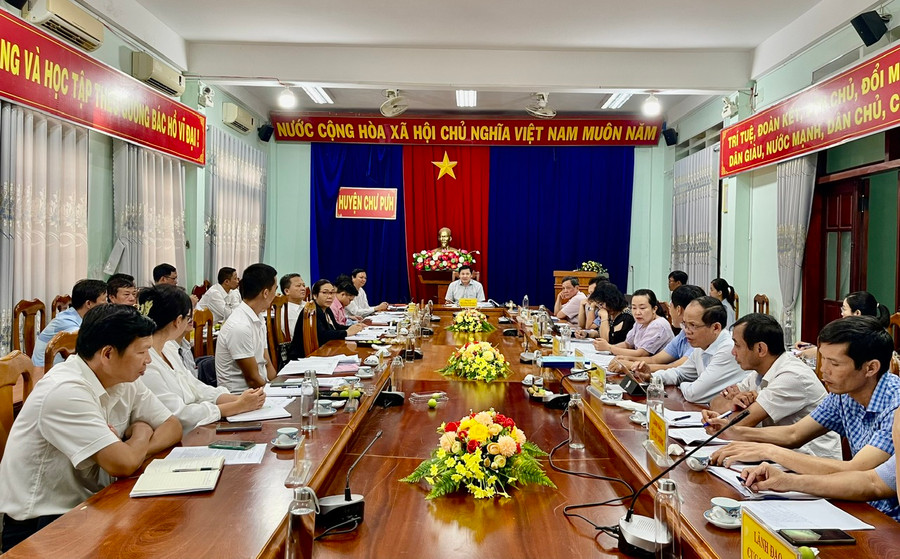 Sau khi đi thực tế, đoàn giám sát đã làm việc với huyện Chư Pưh về công tác quản lý, bảo vệ tài nguyên khoáng sản trên địa bàn. Ảnh: Nhật Hào Sau khi đi thực tế, đoàn giám sát đã làm việc với huyện Chư Pưh về công tác quản lý, bảo vệ tài nguyên khoáng sản trên địa bàn. Ảnh: Nhật Hào