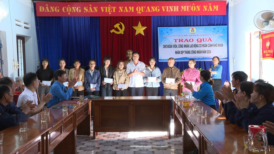 Ủy ban MTTQ Việt Nam huyện cùng với các tổ chức thành viên, Mạnh Thường Quân tặng quà cho người nghèo, hộ khó khăn trên địa bàn. Ủy ban MTTQ Việt Nam huyện cùng với các tổ chức thành viên, Mạnh Thường Quân tặng quà cho người nghèo, hộ khó khăn trên địa bàn.