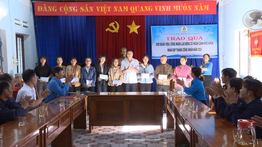 Ủy ban MTTQ Việt Nam huyện cùng với các tổ chức thành viên, Mạnh Thường Quân tặng quà cho người nghèo, hộ khó khăn trên địa bàn.