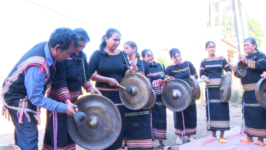 Đều đặn mỗi tuần 2 lần, CLB lại tập trung về nhà văn hóa của làng để tập đánh cồng chiêng. Ảnh: Nhật Hào Đều đặn mỗi tuần 2 lần, CLB lại tập trung về nhà văn hóa của làng để tập đánh cồng chiêng. Ảnh: Nhật Hào