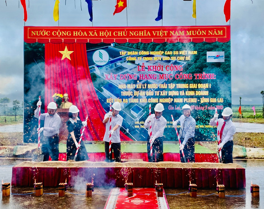 Phó Chủ tịch UBND tỉnh Nguyễn Hữu Quế cùng đại diện các sở, ngành và lãnh đạo Công ty TNHH một thành viên Cao su Chư Sê thực hiện nghi thức khởi công công trình. Ảnh Hồng Thương