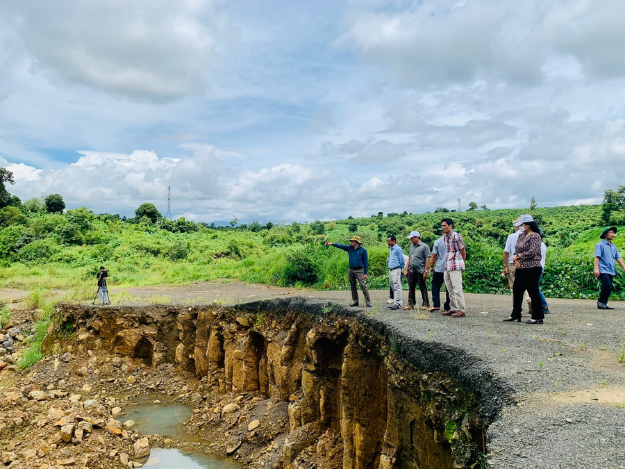 Đoàn kiểm tra mỏ đá bazan xây dựng thông thường tại xã Nghĩa Hưng của Công ty cổ phần Đại đoàn kết Tây Nguyên. Ảnh: Nhật Hào Đoàn kiểm tra mỏ đá bazan xây dựng thông thường tại xã Nghĩa Hưng của Công ty cổ phần Đại đoàn kết Tây Nguyên. Ảnh: Nhật Hào