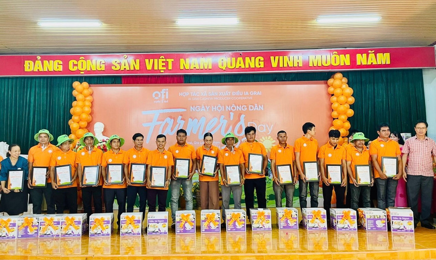 Chi nhánh công ty đã vinh danh 20 nông dân xuất sắc của xã Ia Khai trong sản xuất, hợp tác mua bán hạt điều với Chi nhánh. Ảnh: Nhật Hào Chi nhánh công ty đã vinh danh 20 nông dân xuất sắc của xã Ia Khai trong sản xuất, hợp tác mua bán hạt điều với Chi nhánh. Ảnh: Nhật Hào