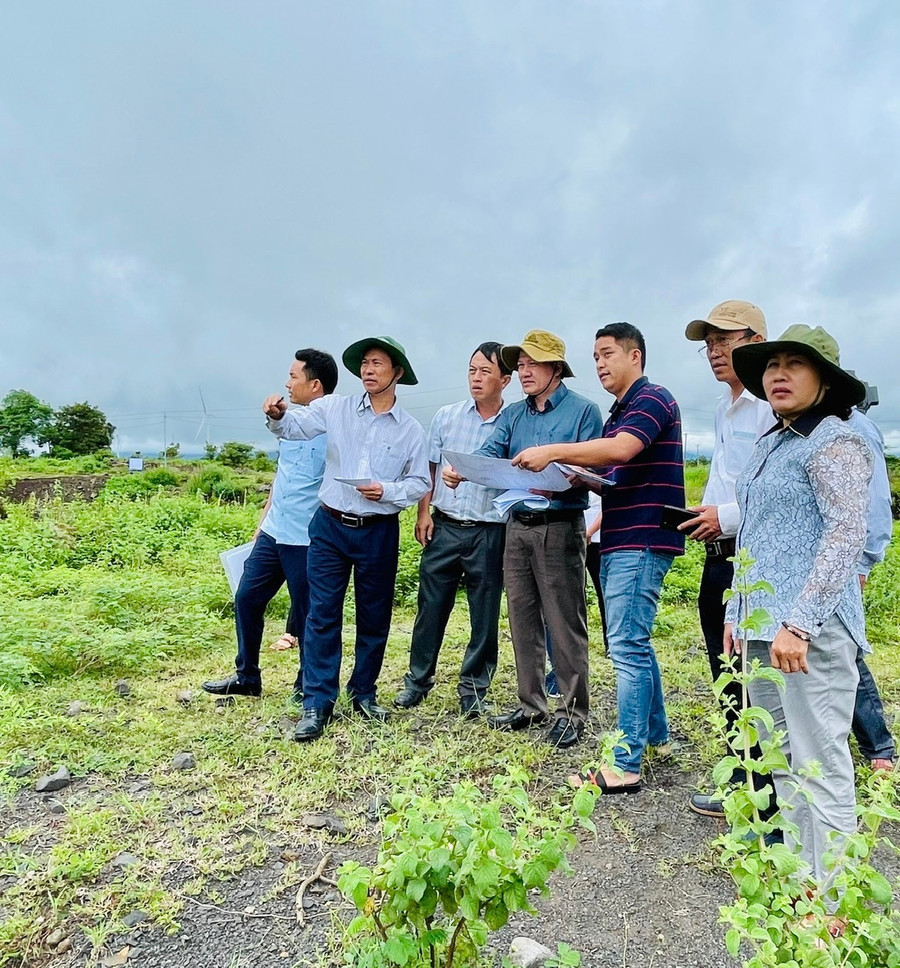 Trước đó, Đoàn giám sát đã đi kiểm tra thực tế một số mỏ khoáng sản được cấp phép trên địa bàn tỉnh. Ảnh: Nhật Hào Trước đó, Đoàn giám sát đã đi kiểm tra thực tế một số mỏ khoáng sản được cấp phép trên địa bàn tỉnh. Ảnh: Nhật Hào