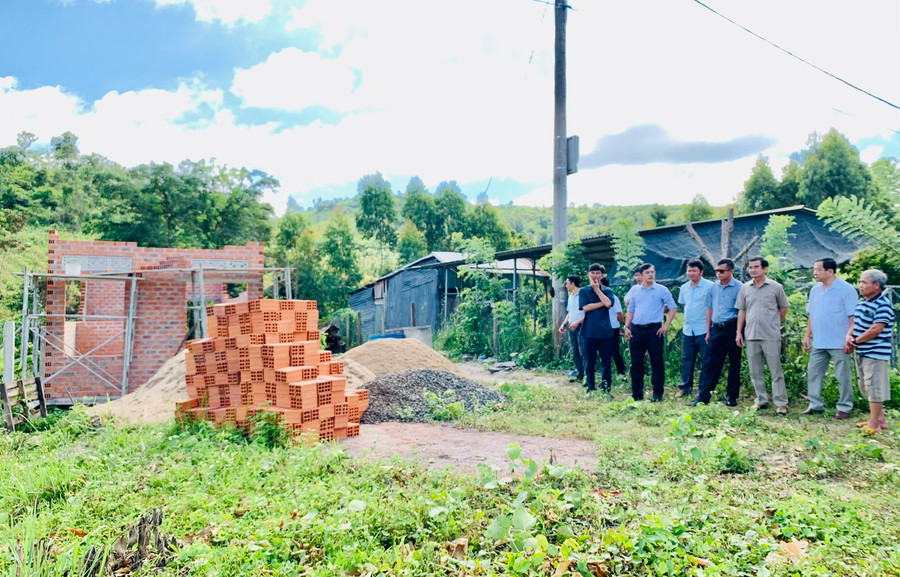 Đoàn đã kiểm tra tình hình xây dựng một số nhà ở hỗ trợ cho hộ nghèo trên địa bàn huyện Kông Chro. Ảnh: Nhật Hào Đoàn đã kiểm tra tình hình xây dựng một số nhà ở hỗ trợ cho hộ nghèo trên địa bàn huyện Kông Chro. Ảnh: Nhật Hào