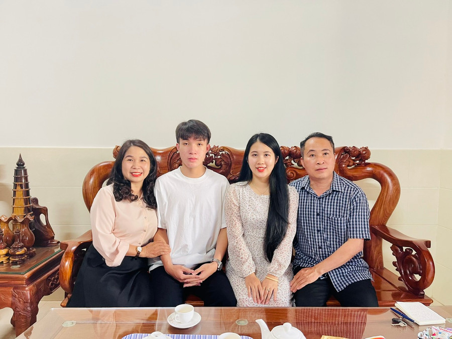 Em Nguyễn Thái Hạnh Nguyên chụp hình kỷ niệm với bố mẹ và em trai trước lúc lên đường nhập ngũ. Ảnh: Nhật Hào