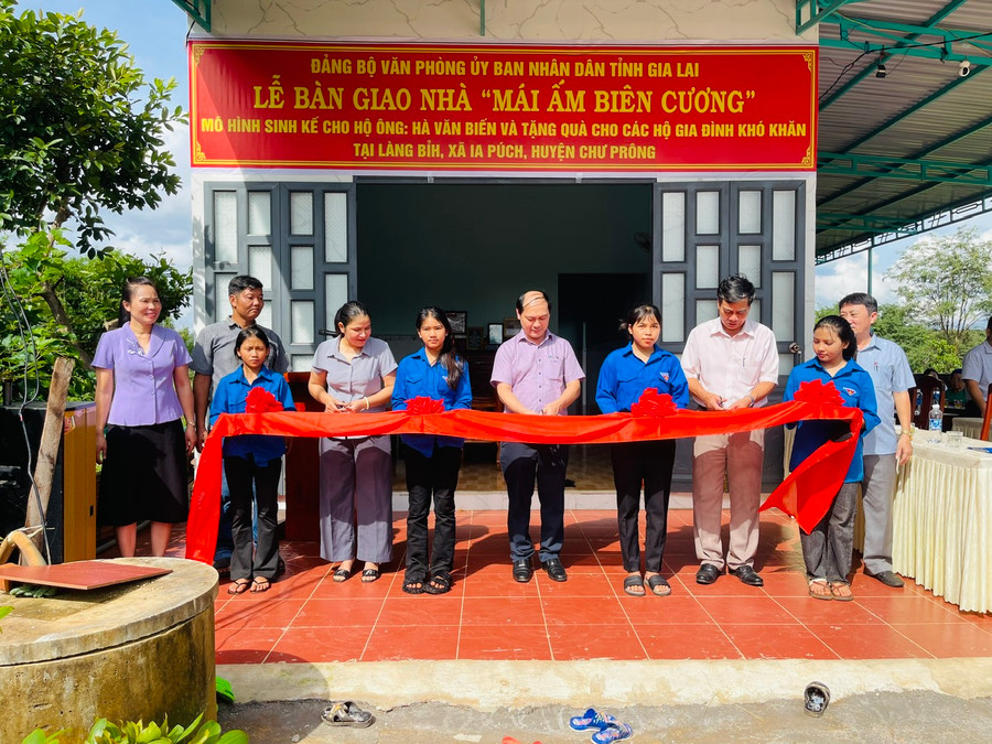 Các đại biểu cắt băng khánh thành nhà "Mái ấm biên cương" tại hộ ông Hà Văn Biến. Ảnh: Nhật Hào Các đại biểu cắt băng khánh thành nhà "Mái ấm biên cương" tại hộ ông Hà Văn Biến. Ảnh: Nhật Hào