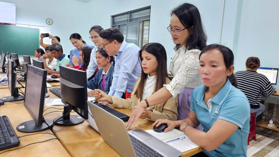 .Lãnh đạo Đảng ủy, UBND phường và các Hội, đoàn thể phường Chi Lăng thường xuyên có mặt tại các buổi học để động viên các học viên tích cực học tập. Ảnh: Nhật Hào