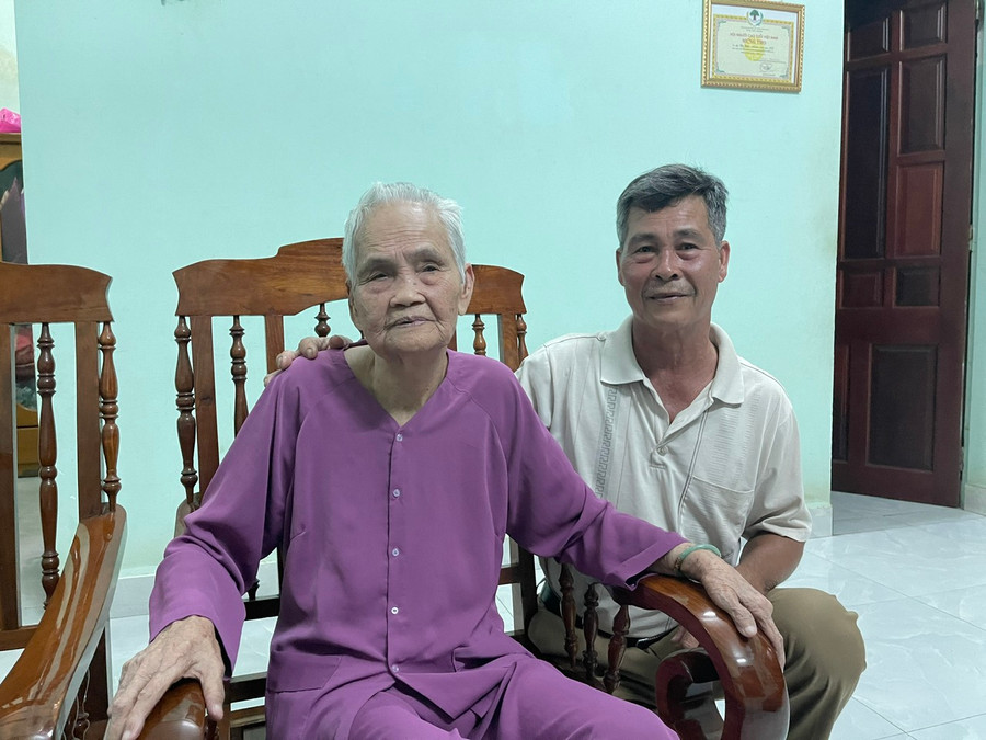 Mẹ Lê Thị Kiệt bên cạnh con trai Huỳnh Công Quyền. Ảnh: Nhật Hào