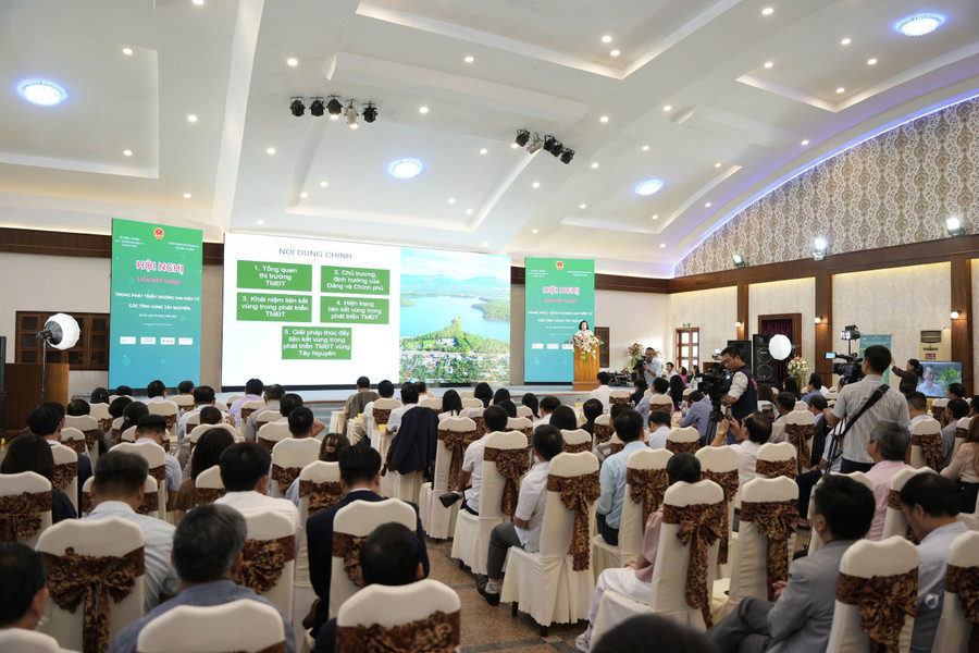 Quang cảnh hội nghị thúc đẩy liên kết vùng trong phát triển thương mại điện tử tại tỉnh Gia lai và các tỉnh Tây nguyên. Ảnh: Nhật Hào Quang cảnh hội nghị thúc đẩy liên kết vùng trong phát triển thương mại điện tử tại tỉnh Gia lai và các tỉnh Tây nguyên. Ảnh: Nhật Hào