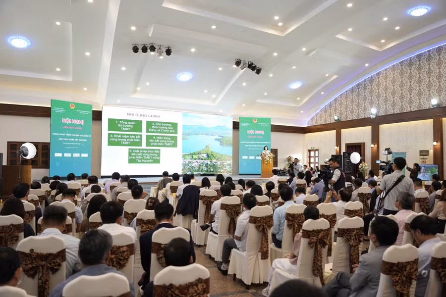 Quang cảnh hội nghị thúc đẩy liên kết vùng trong phát triển thương mại điện tử tại tỉnh Gia lai và các tỉnh Tây nguyên. Ảnh: Nhật Hào