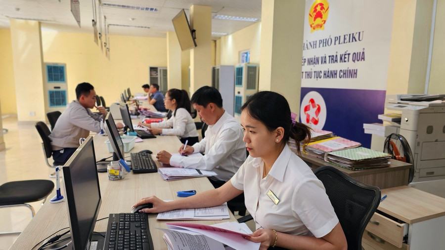 Với việc triển khai các giải pháp, từ ngày 1-1-2024 đến ngày 25-4-2024, thành phố đã tiếp nhận 9.442 hồ sơ dịch vụ công trực tuyến (trên tổng số 15.643 hồ sơ), đạt 60,36%. Ảnh: Nhật Hào Với việc triển khai các giải pháp, từ ngày 1-1-2024 đến ngày 25-4-2024, thành phố đã tiếp nhận 9.442 hồ sơ dịch vụ công trực tuyến (trên tổng số 15.643 hồ sơ), đạt 60,36%. Ảnh: Nhật Hào