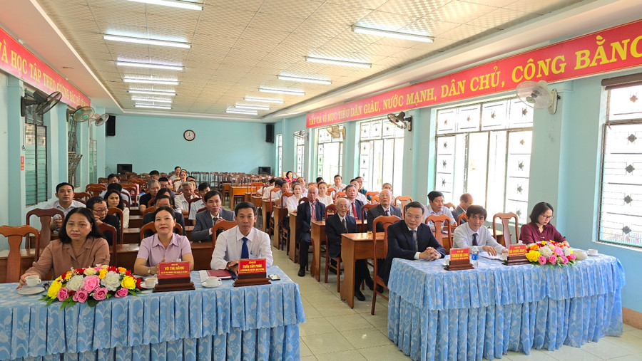 Chủ tịch UBND tỉnh Trương Hải Long và đại diện lãnh đạo Thành ủy Pleiku, Đảng ủy phường Hội Thương, các đồng chí trong cấp ủy chi bộ tại các tổ dân phố đến dự buổi lễ. Ảnh: Nhật Hào Chủ tịch UBND tỉnh Trương Hải Long và đại diện lãnh đạo Thành ủy Pleiku, Đảng ủy phường Hội Thương, các đồng chí trong cấp ủy chi bộ tại các tổ dân phố đến dự buổi lễ. Ảnh: Nhật Hào