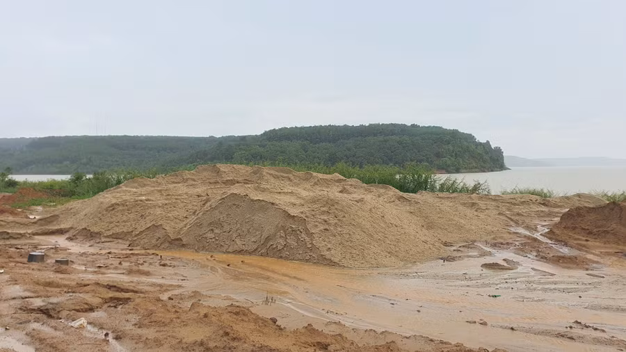 Hiện trường nơi phát hiện tàu khai thác cát trái phép của các đối tượng Tuyến, Tuấn và Minh . Ảnh: Người dân cung cấp