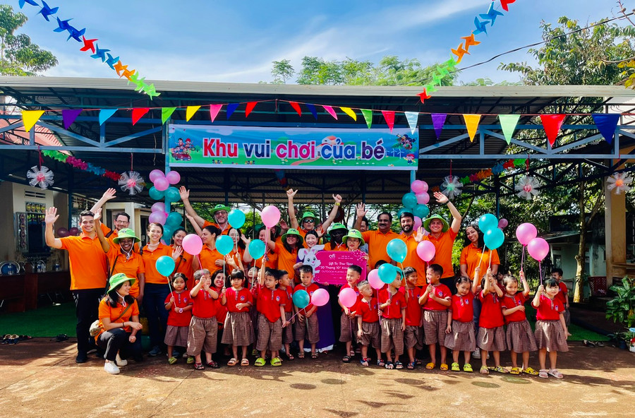 Công ty tặng thiết bị vui chơi cho Trường Mẫu giáo 20-10 (xã Ia Krái) trị giá 150 triệu đồng. Ảnh: Nhật Hào Công ty tặng thiết bị vui chơi cho Trường Mẫu giáo 20-10 (xã Ia Krái) trị giá 150 triệu đồng. Ảnh: Nhật Hào