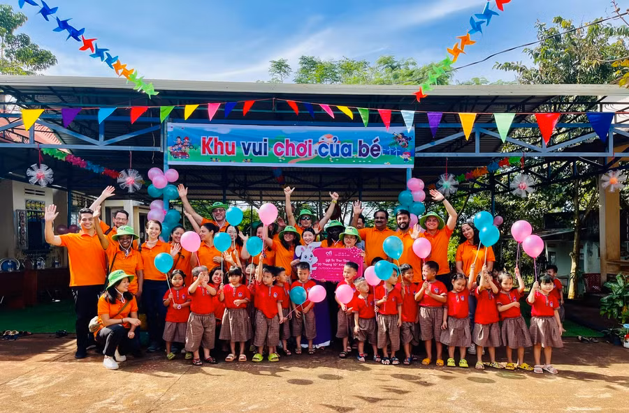 Công ty tặng thiết bị vui chơi cho Trường Mẫu giáo 20-10 (xã Ia Krái) trị giá 150 triệu đồng. Ảnh: Nhật Hào