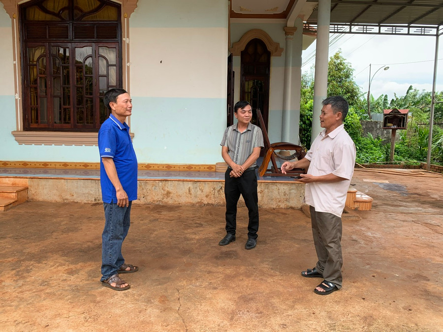 Cán bộ thôn An Điền tiếp tục vận động Nhân dân đóng góp kinh phí để lắp đặt camera, bóng điện thắp sáng nhằm góp phần đảm bảo an ninh trật tự trên địa bàn. Ảnh: Nhật Hào Cán bộ thôn An Điền tiếp tục vận động Nhân dân đóng góp kinh phí để lắp đặt camera, bóng điện thắp sáng nhằm góp phần đảm bảo an ninh trật tự trên địa bàn. Ảnh: Nhật Hào