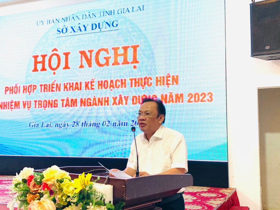 Giám đốc Sở Xây dựng Nguyễn Bá Thạch phát biểu tại hội nghị. Ảnh: NHẬT HÀO