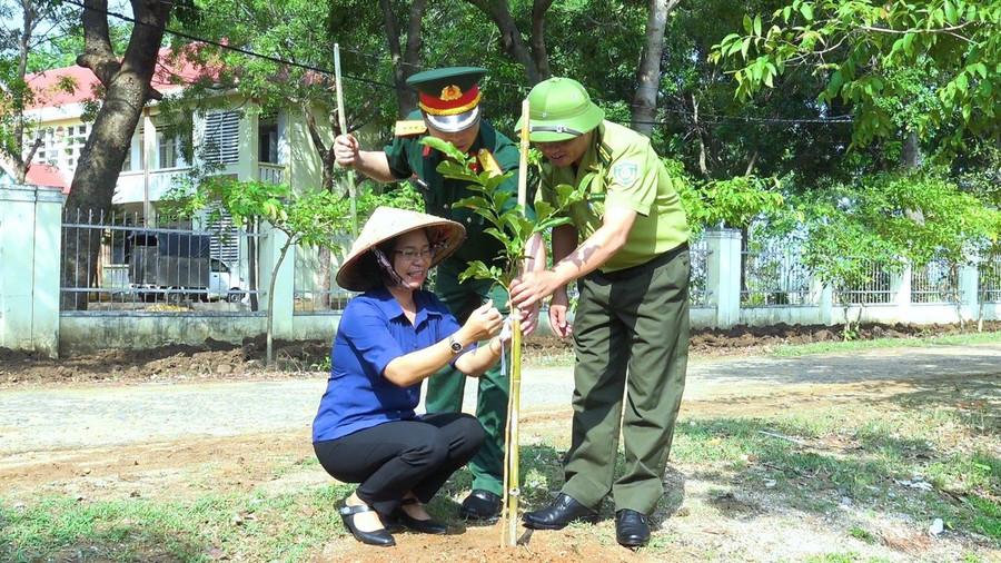 Lãnh đạo huyện, các ban, ngành, hội, đoàn thể của huyện cùng cán bộ và Nhân dân xã Ia Piơr đã ra quân trồng 3.000 cây xanh tại các khu vực công cộng của xã. Ảnh: Nhật Hào Lãnh đạo huyện, các ban, ngành, hội, đoàn thể của huyện cùng cán bộ và Nhân dân xã Ia Piơr đã ra quân trồng 3.000 cây xanh tại các khu vực công cộng của xã. Ảnh: Nhật Hào