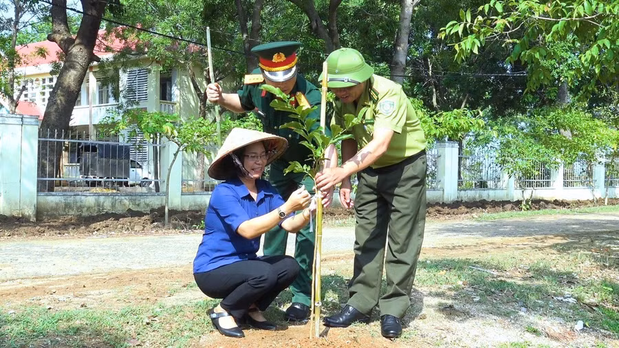 Lãnh đạo huyện, các ban, ngành, hội, đoàn thể của huyện cùng cán bộ và Nhân dân xã Ia Piơr đã ra quân trồng 3.000 cây xanh tại các khu vực công cộng của xã. Ảnh: Nhật Hào