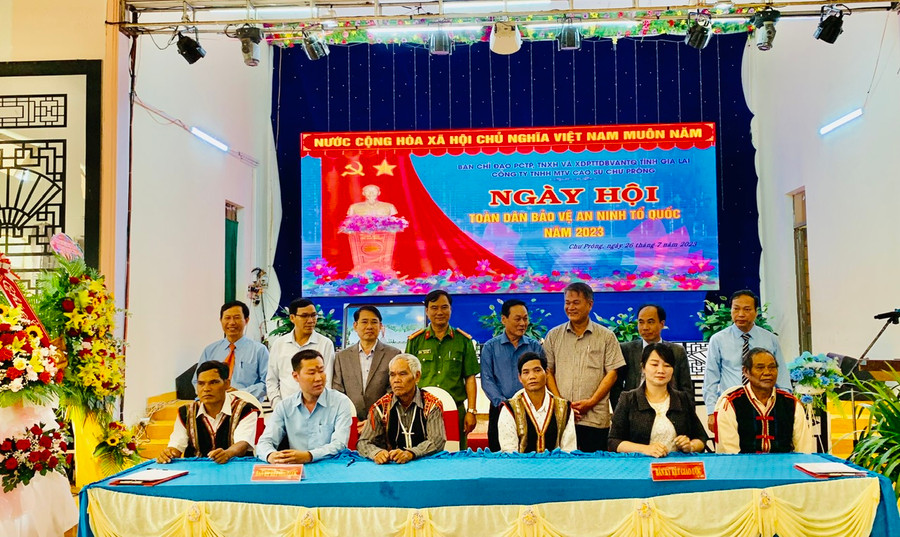Các đội sản xuất của Công ty TNHH một thành viên Cao su Chư Prông ký kết giao ước thực hiện phong trào với các địa phương trên địa bàn đơn vị đứng chân. Ảnh: Nhật Hào Các đội sản xuất của Công ty TNHH một thành viên Cao su Chư Prông ký kết giao ước thực hiện phong trào với các địa phương trên địa bàn đơn vị đứng chân. Ảnh: Nhật Hào
