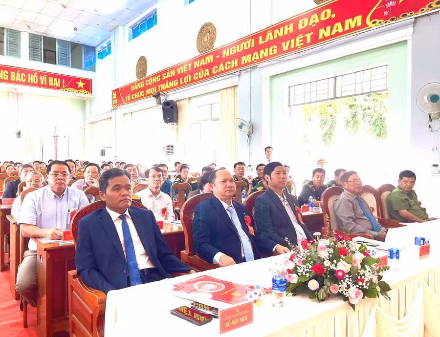 Các đồng chí lãnh đạo tỉnh và nguyên lãnh đạo tỉnh qua các thời kỳ dự lễ kỷ niệm. Ảnh: Hồng Thương