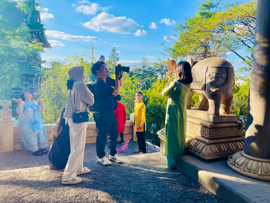 Từ khoảng đầu tháng 12 âm lịch, nhóm chị Uyên nhận thêm lịch chụp ảnh ngoại cảnh cho khách hàng. Ảnh: Nhật Hào