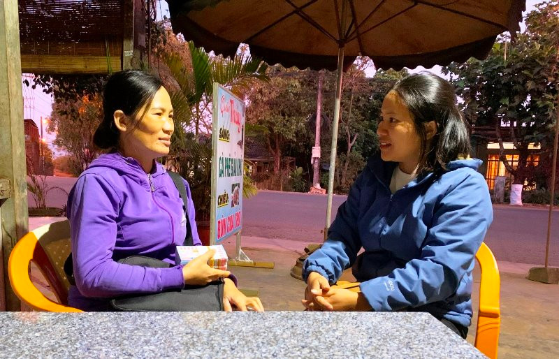 Tết năm nay, chị Nữ (bìa trái) và gia đình quyết định ở lại đón Tết tại Pleiku và sẽ bắt đầu đi làm lại từ ngày mồng 2 Tết để có thu nhập. Ảnh: Nhật Hào