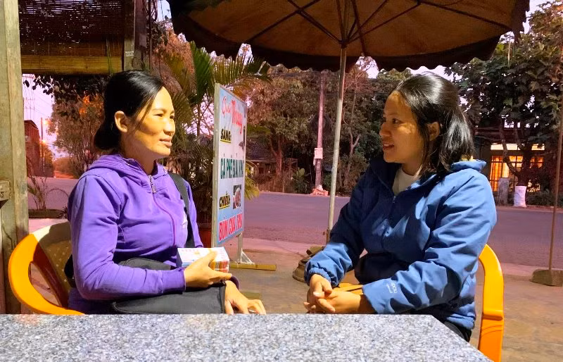 Tết năm nay, chị Nữ (bìa trái) và gia đình quyết định ở lại đón Tết tại Pleiku và sẽ bắt đầu đi làm lại từ ngày mồng 2 Tết để có thu nhập. Ảnh: Nhật Hào Tết năm nay, chị Nữ (bìa trái) và gia đình quyết định ở lại đón Tết tại Pleiku và sẽ bắt đầu đi làm lại từ ngày mồng 2 Tết để có thu nhập. Ảnh: Nhật Hào