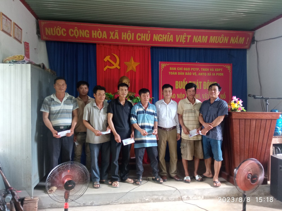 Xã Ia Piơr khen thưởng các cá nhân đã giao nộp súng và các linh kiện súng tự chế năm 2023. Ảnh: Nhật Hào Xã Ia Piơr khen thưởng các cá nhân đã giao nộp súng và các linh kiện súng tự chế năm 2023. Ảnh: Nhật Hào