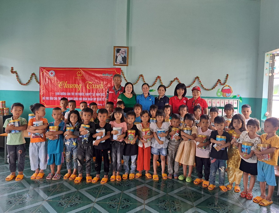 Hội Chữ thập đỏ TP. Pleiku đã tổ chức nhiều đợt tặng quà cho trẻ em nghèo, khuyết tật, có hoàn cảnh khó khăn. Ảnh: Nhật Hào Hội Chữ thập đỏ TP. Pleiku đã tổ chức nhiều đợt tặng quà cho trẻ em nghèo, khuyết tật, có hoàn cảnh khó khăn. Ảnh: Nhật Hào