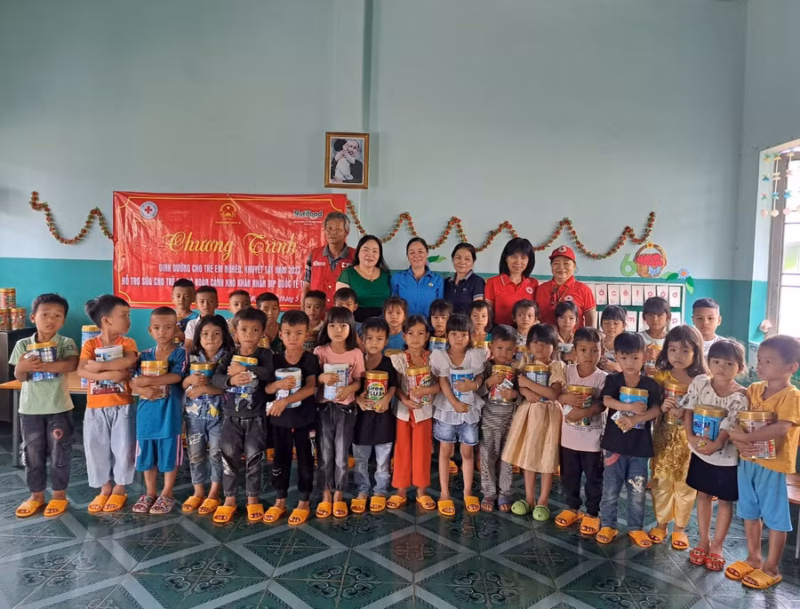 Hội Chữ thập đỏ TP. Pleiku đã tổ chức nhiều đợt tặng quà cho trẻ em nghèo, khuyết tật, có hoàn cảnh khó khăn. Ảnh: Nhật Hào