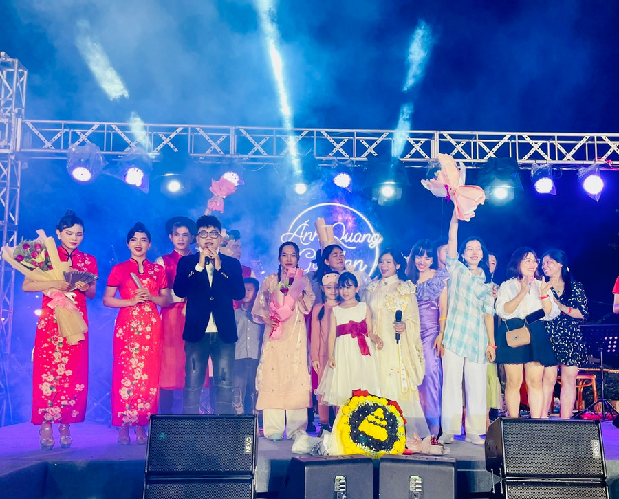 Nữ ca sĩ Phạm Thị Phước cùng với các ca sĩ biểu diễn hơn 20 tiết mục văn nghệ. Ảnh: Nhật Hào