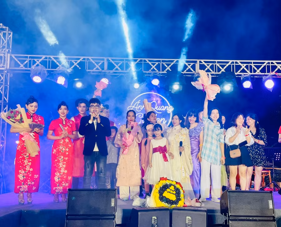 Nữ ca sĩ Phạm Thị Phước cùng với các ca sĩ biểu diễn hơn 20 tiết mục văn nghệ. Ảnh: Nhật Hào